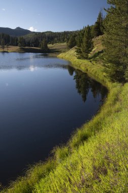 Güneş batıya batarken Kuzey Colorado 'daki Hahn Tepesi Gölü' nün güzelliği ve dinginliği huzur ve yalnızlık yayıyordu..