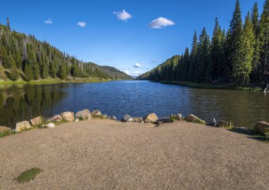 Güneş batıya batarken Kuzey Colorado 'daki Hahn Tepesi Gölü' nün güzelliği ve dinginliği huzur ve yalnızlık yayıyordu..