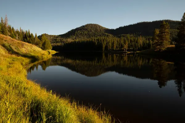 Güneş batıya batarken Kuzey Colorado 'daki Hahn Tepesi Gölü' nün güzelliği ve dinginliği huzur ve yalnızlık yayıyordu..