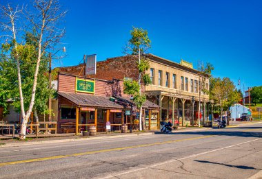 Meeteetse, Wyoming - Eylül 2023: Sonbaharın başlangıcıyla, ilginç ve tarihi binalarıyla Meeteetse sokakları sessiz.