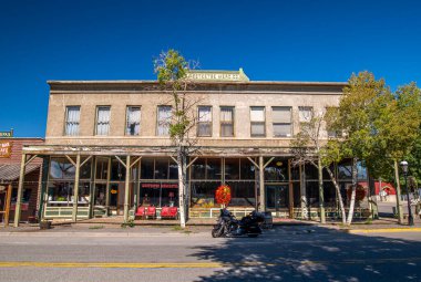 Meeteetse, Wyoming - Eylül 2023: Sonbaharın başlangıcıyla, ilginç ve tarihi binalarıyla Meeteetse sokakları sessiz.