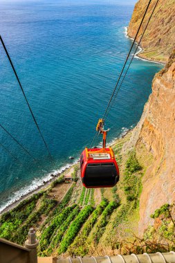 Arka planda kırmızı bir araba olan teleferik. tenerlife