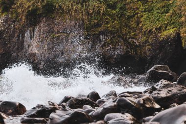 Dağlarda güzel bir şelale