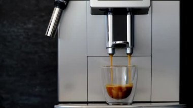 Kahve makinesinin fincandaki görüntüsü. Ev yapımı sıcak Espresso. Filtre tutacağı kullanılıyor. Taze kahve akıyor. Sabahları kavrulmuş sade kahve içmek..