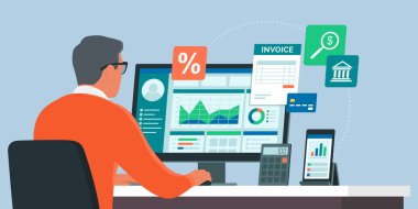 Kıdemli işadamı masasında oturuyor ve bilgisayarıyla çalışıyor. Mali tabloları, yönetimi ve online bankacılık konseptini kontrol ediyor.