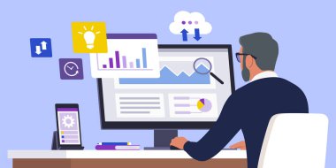 Kıdemli işadamı masasında oturuyor ve bilgisayarıyla çalışıyor. Mali tabloları, yönetimi ve online bankacılık konseptini kontrol ediyor.