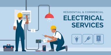 Profesyonel elektrikçiler çalışıyor, elektrik kutusunu kontrol ediyorlar ve bir soket takıyorlar.