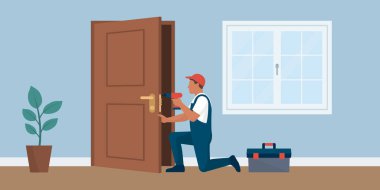 Profesyonel çilingir, profesyonel aletlerle kapı kilidini tamir ediyor.