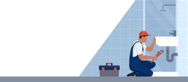 Profesyonel tesisatçı servisi: Bir tesisatçı lavaboyu açıyor ve giderleri kontrol ediyor.