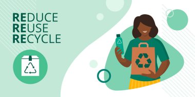 Elinde plastik şişeyle gülümseyen bir kadın ve geri dönüştürülmüş malzemeden yapılmış bir çanta, sürdürülebilirlik ve ekoloji konsepti, kopyalanmış afiş