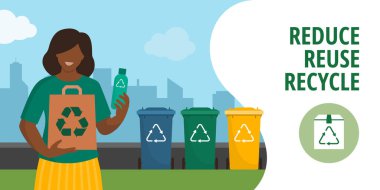 Elinde plastik bir şişe ve geri dönüştürülmüş malzemelerden oluşan bir çanta tutan gülümseyen kadın, arka planda ayrı atık toplama kutuları, sürdürülebilirlik ve ekoloji konsepti, kopyalama alanı olan pankart