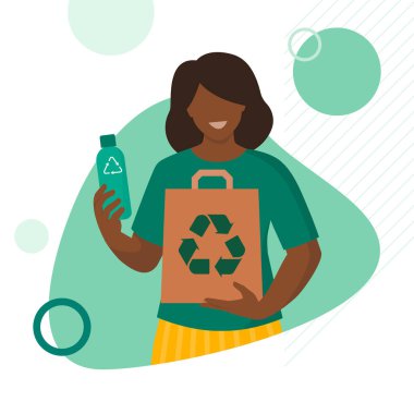 Gülümseyen kadın elinde geri dönüştürülmüş plastikten yapılmış bir şişe ve geri dönüştürülmüş kağıttan yapılmış bir çanta tutuyor: azalt, yeniden kullan, geri dönüşüm konsepti, fotokopi alanı olan sosyal medya postası