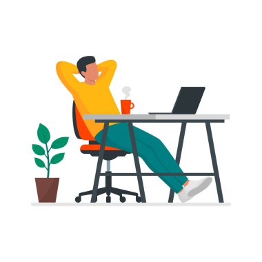 Yaratıcı adam masasında oturuyor ve ara veriyor. Elleri başının arkasında, beyaz arka planda izole bir şekilde dinleniyor.