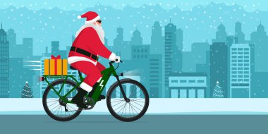 Çağdaş çevre dostu Noel Baba e-bisiklet sürüyor ve yanında bir Noel hediyesi taşıyor.