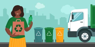 Elinde plastik bir şişe ve geri dönüşümlü malzemeden yapılmış bir çanta tutan gülümseyen kadın, arka planda ve çöp kamyonunda ayrı çöp toplama kutuları, sürdürülebilirlik ve ekoloji kavramı