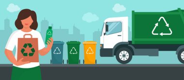 Elinde plastik bir şişe ve geri dönüşümlü malzemeden yapılmış bir çanta tutan gülümseyen kadın, arka planda ve çöp kamyonunda ayrı çöp toplama kutuları, sürdürülebilirlik ve ekoloji kavramı