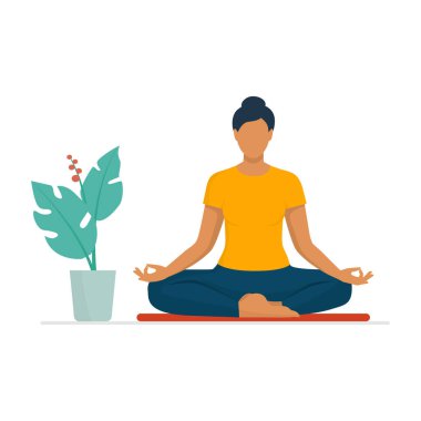 Nilüfer pozisyonunda oturup meditasyon yapan rahat bir kadın.