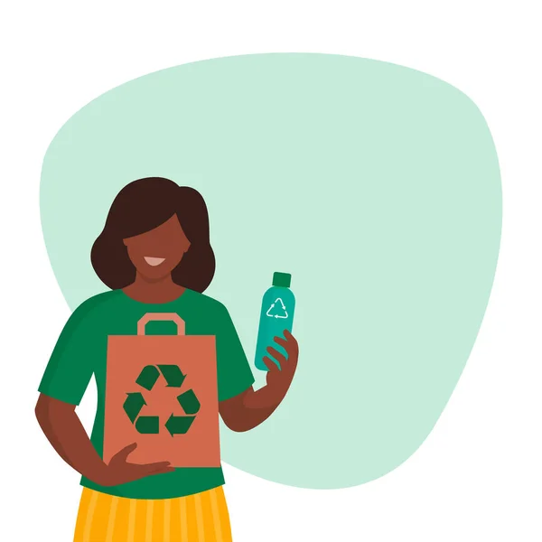 Uśmiechnięta Kobieta Trzymająca Butelkę Tworzywa Sztucznego Poddanego Recyklingowi Torbę Makulatury — Wektor stockowy