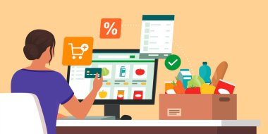 Bilgisayarına bağlanan ve internetten alışveriş yapan bir kadın kredi kartıyla ödeme yapıyor.