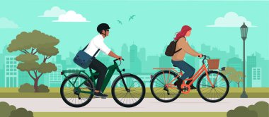 Şehir parkında bisiklet süren çiftler, spor ve eğlence konsepti