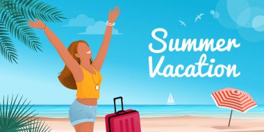 Plajdaki mutlu turist kadın: yaz tatili ve seyahat konsepti