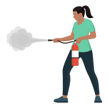 Yangın söndürücü kullanan bir kadın, hortumu ateşe doğrultuyor ve püskürtüyor.