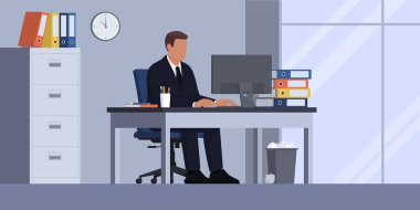 Verimli bir işadamı ofis masasında oturuyor ve bir bilgisayarla çalışıyor.