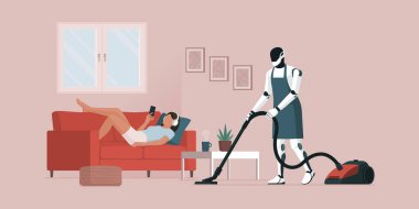 Bir kadın kanepede dinlenirken ve akıllı telefonunu kontrol ederken etkili bir insansı robot yerleri süpürüp ev işlerini yapıyor.