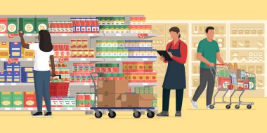 Süpermarketten alışveriş yapan müşteriler ve malları kontrol eden işçiler: ticaret ve gıda perakende kavramı