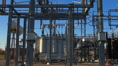 Elektrik santrali ya da yüksek voltajlı elektrik hatları ve kablolarından oluşan elektrik şebekesi. Şehir ve evlere enerji aktarımı ve dağıtımı. Elektrik ve altyapı gelişimi kavramı. 