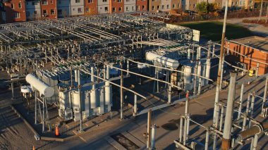Artan EV ve elektrikli araçlar nedeniyle yüksek elektrik talebi için elektrik şebekesi altyapısı geliştirilmesi. Enerji hatları şarj istasyonları için enerji ve dağıtım aktarımı.