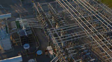 Sütunları ve dağıtım kabloları olan yüksek voltaj santrali. Dönüşüm istasyonu ve elektrik şebekesinden hayati endüstrilere, şehir hanelerine ve EV şarj istasyonlarına. Denetim ve Geliştirme. 