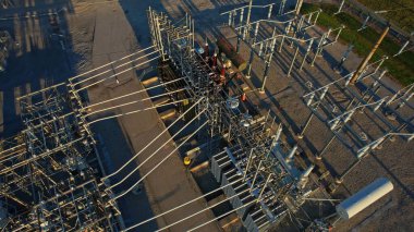 Sütunları ve dağıtım kabloları olan yüksek voltaj santrali. Dönüşüm istasyonu ve elektrik şebekesinden hayati endüstrilere, şehir hanelerine ve EV şarj istasyonlarına. Denetim ve Geliştirme. 