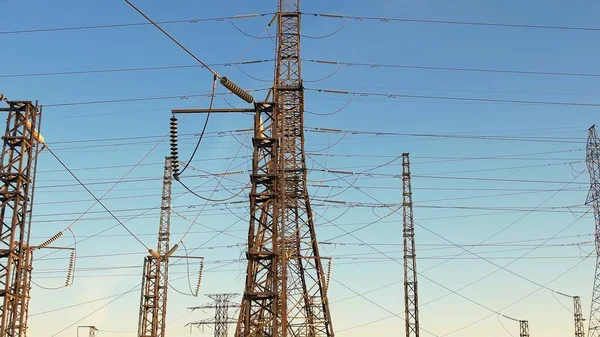 Krafttorn Med Energi Och Högspänning Pylon Vid Solnedgången Eller Gyllene — Stockfoto
