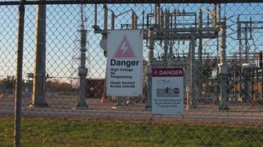 Toronto, Ontario, Kanada - 2 Kasım 2022: Dağıtım kabloları ile yüksek voltaj alt istasyonu. Trafo istasyonu ve elektrik şebekesinden hayati endüstrilere, şehir hanelerine ve EV şarj istasyonlarına.