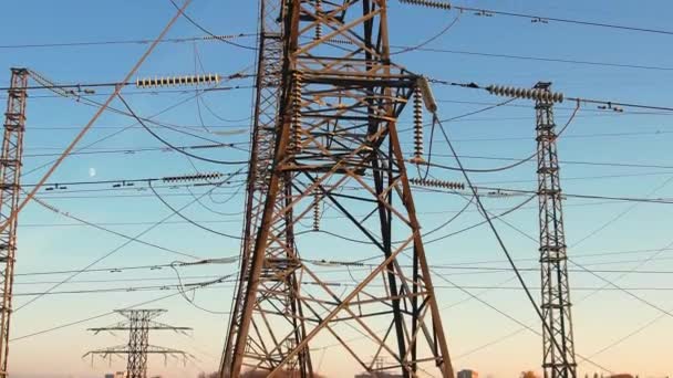 Kablolu Güç Kulesi Elektrik Direği Yüksek Voltajlı Elektrik Hattı Altyapısı — Stok video