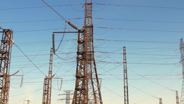 Vysílací Věž Dráty Zlaté Hodině Elektrický Pylon Vysokonapěťová Infrastruktura Vedení — Stock video