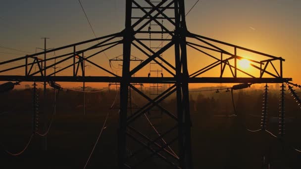 Strommast Mit Strom Energie Und Hochspannungsmast Bei Sonnenuntergang Oder Goldener — Stockvideo