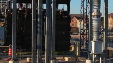 Artan EV ve elektrikli araçlar nedeniyle yüksek elektrik talebi için elektrik şebekesi altyapısı geliştirilmesi. Enerji hatları şarj istasyonları için enerji ve dağıtım aktarımı.
