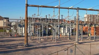 Elektrik santrali ya da yüksek voltajlı elektrik hatları ve kablolarından oluşan elektrik şebekesi. Şehir ve evlere enerji aktarımı ve dağıtımı. Elektrik ve altyapı gelişimi kavramı.