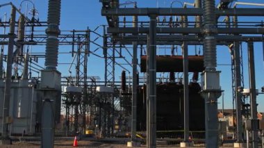 Akşamları yüksek voltajlı elektrik şebekesi. İletişim güç hattı ve şebeke altyapısı. Güç hattı yalıtıcıları ve kablo silueti. Enerji krizi ve yüksek doğalgaz ve petrol fiyatları kavramı.