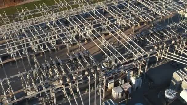 Estación Red Eléctrica Alta Tensión Panorama Lento Pilones Cables Alimentación — Vídeos de Stock