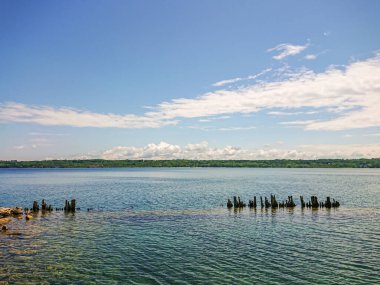 Kanada, Ontario, Wiarton 'daki Spirit Rock Koruma Alanı yakınlarındaki Gürcistan Körfezi. Huron Gölü sularının manzarası ve kurumuş ahşap rıhtımlar veya marina enkazı.. 