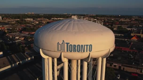 カナダ オンタリオ州トロント 2022年8月26日 家庭やビジネスに水をタップするのを助けるために 水の塔の空中ビュー 市内の大規模な白い水車 貯水池 — ストック動画