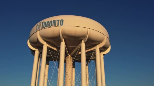 カナダ オンタリオ州トロント 2022年8月26日 家庭やビジネスに水をタップするのを助けるために 水の塔の空中ビュー 市内の大規模な白い水車 貯水池 — ストック動画