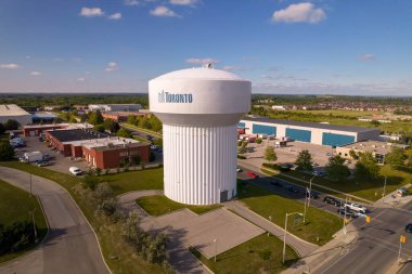 Toronto, Ontario, Kanada - 2 Ağustos 2022: Su kulesi görüntüsü, şehirdeki büyük beyaz su kulesi, su deposu ev halkına ve iş yerlerine musluk suyu sağlamak için.