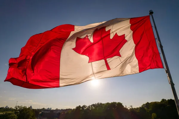 Die Kanadische Flagge Weht Sommerblauen Himmel Kanadische Flagge Weht Wind — Stockfoto