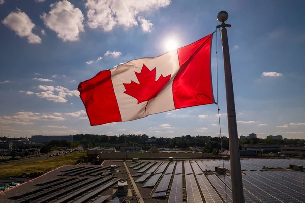 Die Kanadische Flagge Weht Bei Wind Und Goldener Stunde Sommerabend — Stockfoto
