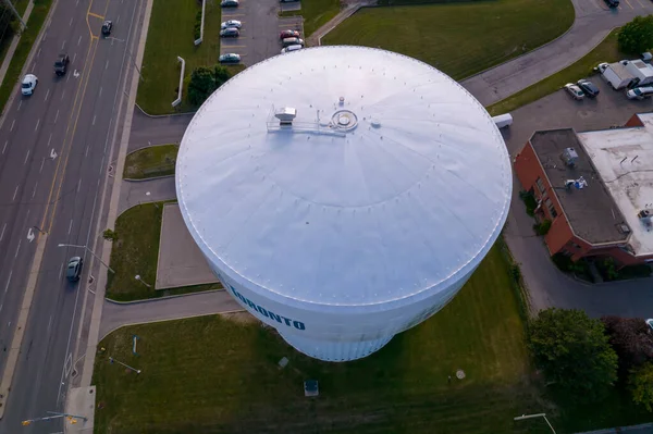 Toronto, Ontario, Kanada - 2 Ağustos 2022: Şehrin altın saatindeki su kulesinin havadan görüntüsü. Su kulesi ya da su deposu yaz günbatımında. İçilebilir su dağıtmak için kullanılır..