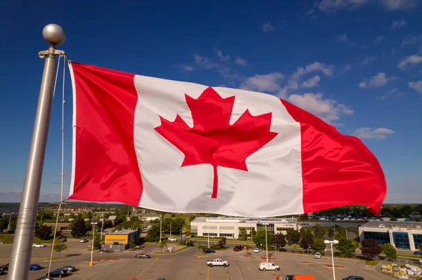 Toronto, Ontario, Kanada - 2 Ağustos 2022: Mavi gökyüzünde dalgalanan Kanada bayrağı. Kanada bayrağı rüzgarda dalgalanıyor, filtresiz ve doğal ışıklandırma. Kuzey Amerika, Kanada.